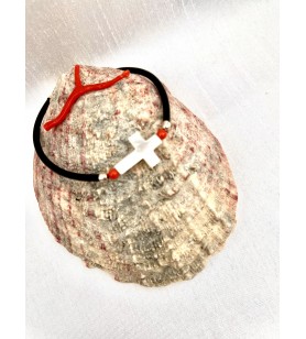 Bracelet corail rouge et croix en nacre